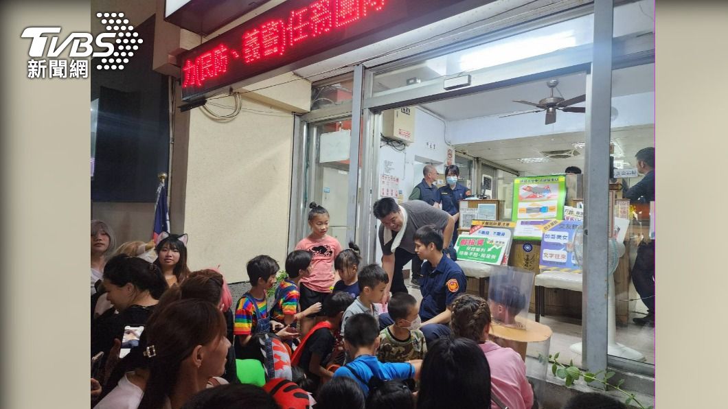 帥警微笑發糖的模樣仍讓地媽媽念念不忘。（圖／TVBS）