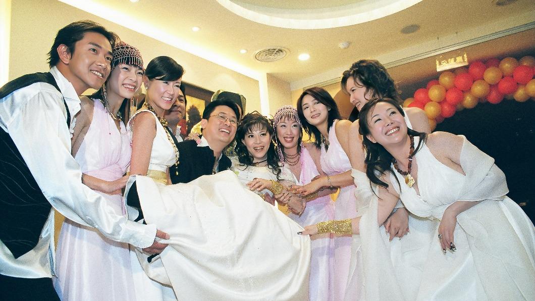 羅霈穎當伴娘「20年前美照」曝光! 作家懷孕胎死腹中、慘賠3千萬