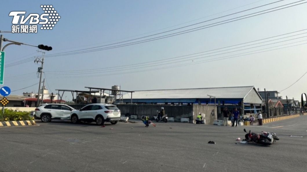 快訊/屏東萬丹汽機車3車撞一起 女騎士慘壓車底無呼吸心跳