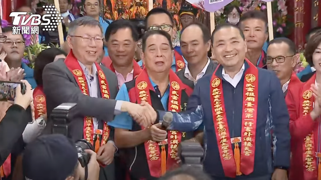 柯文哲、侯友宜在宜蘭接天宮同台拜廟。(圖/TVBS)