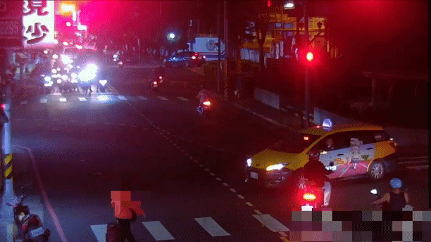 婦人走在斑馬線上遭計程車撞擊。(圖/TVBS)