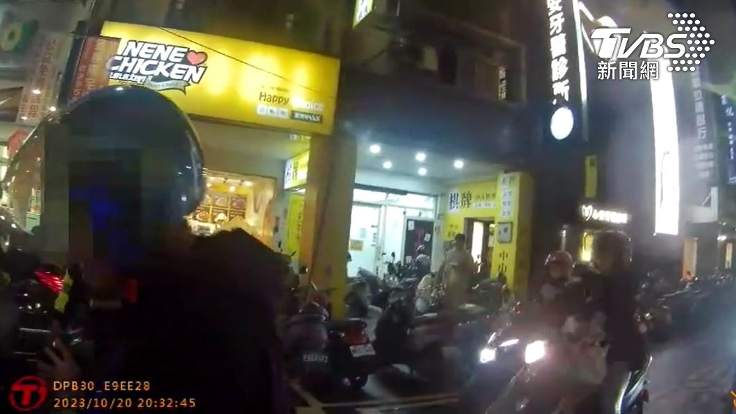 警方在路上攔下偷車的周男。(圖/TVBS)
