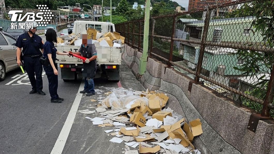 滿車磁磚掉落碎裂!駕駛心也碎了呆站原地 3警急停協助