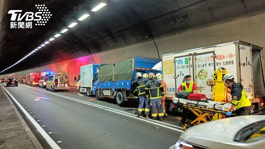 快訊/國5雪隧驚傳4車連環追撞 1貨車駕駛斷腿受困獲救
