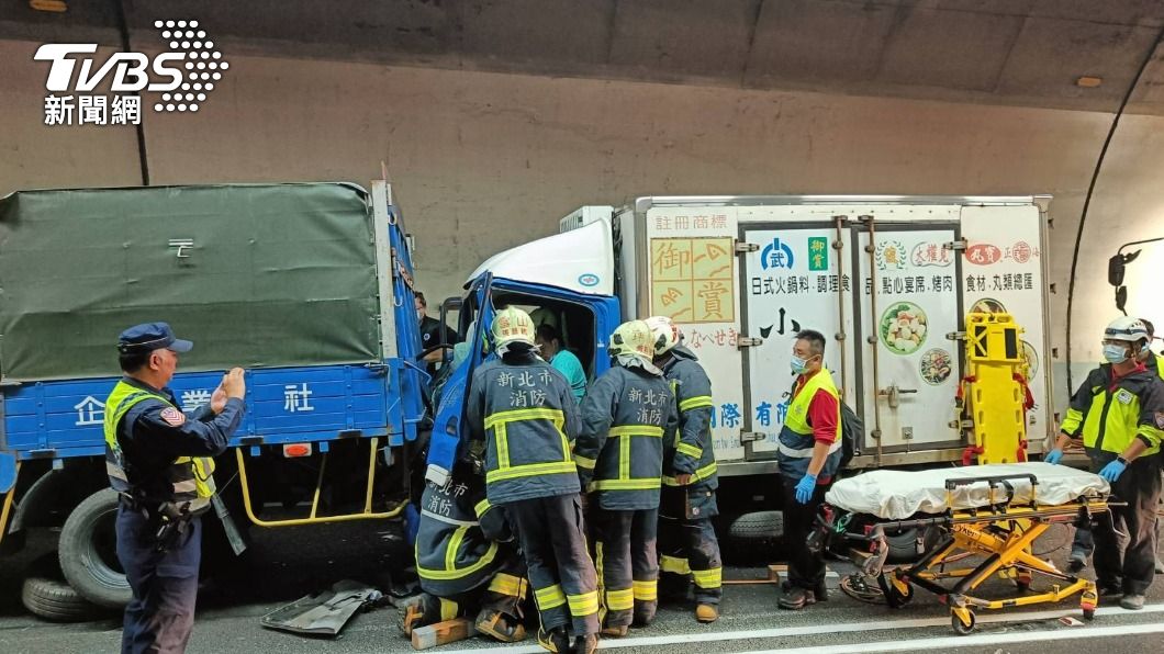 貨車駕駛受困車內,警消破壞車體搶救。(圖/TVBS)