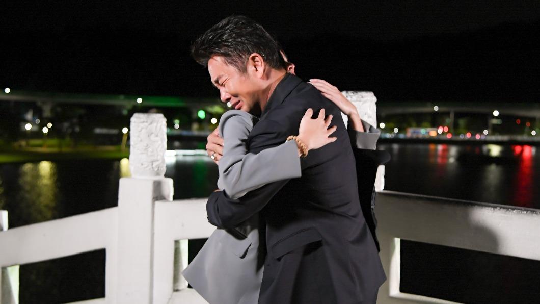 謝承均、曾智希相擁而泣。(圖/三立提供)