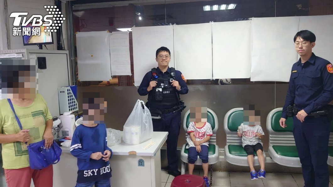 阿嬤帶著大哥來派出所接二哥與小弟。（圖／TVBS）