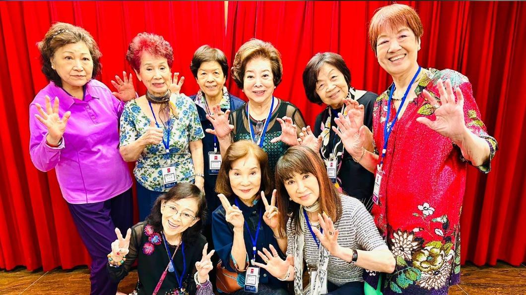 陳淑芳開心和當年演出舞台劇的同學們合影(圖/翰森娛樂提供)