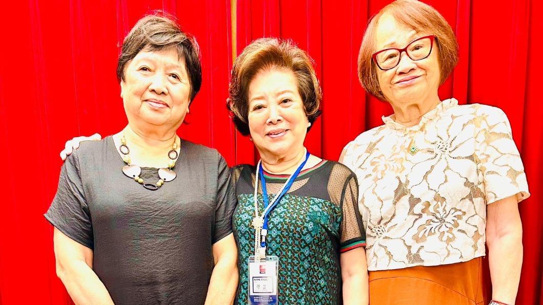 陳淑芳和同學們話家常,度過愉快時光。(圖/翰森娛樂提供)