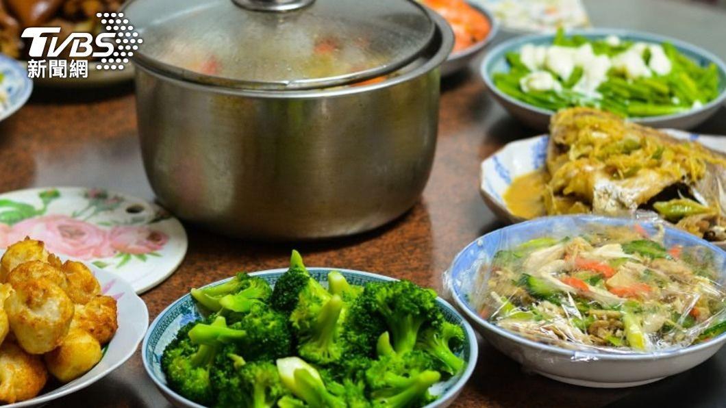 食物烹煮完後溫度下降,降到70至80度以下時,微生物就開始容易滋生。(示意圖/shutterstock達志影像)