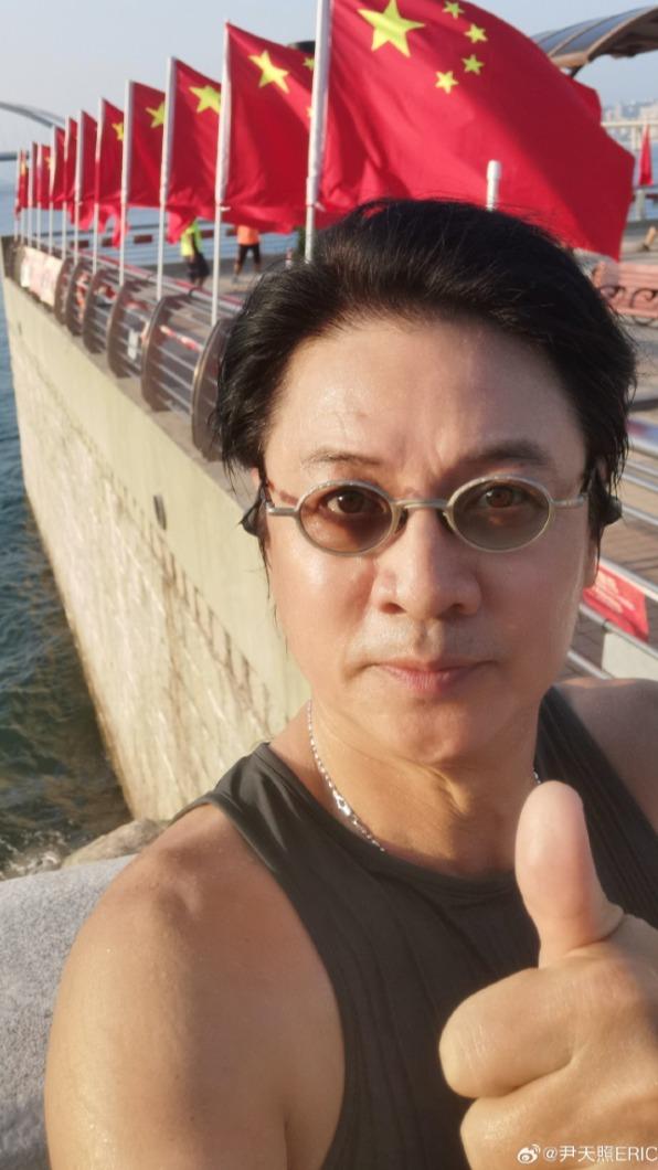 尹天照日前曬出自拍照,曝光近況。(圖/翻攝自尹天照微博)