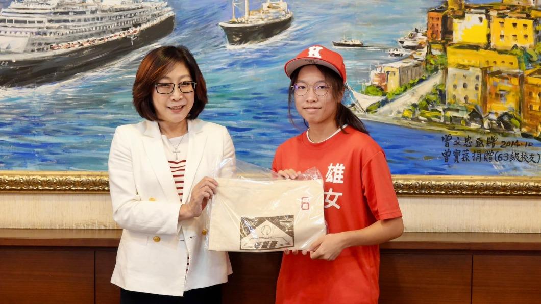 議長康裕成來到雄女為勞棒球隊並頒發5萬元獎勵金。(圖/康裕成臉書)
