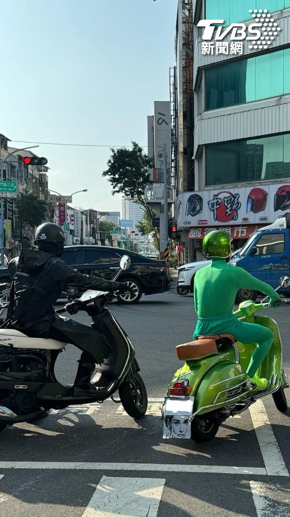 全身上下都穿綠色，看似一隻「金龜子」，也有人說像「青蛙王子」。（圖片翻攝／路上觀察學院）