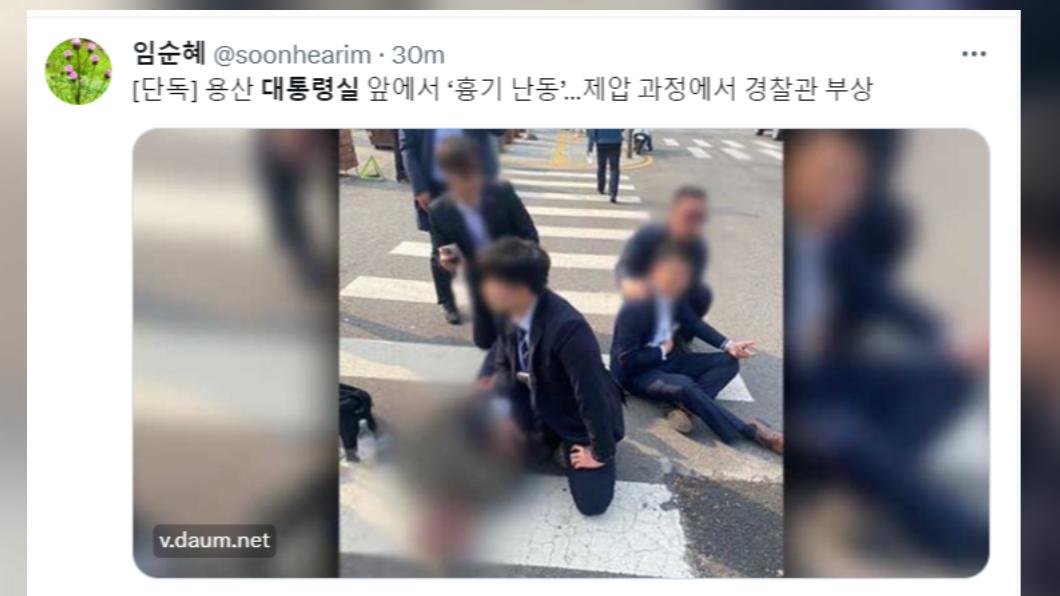 老翁在南韓總統府前砍傷兩名警察。(圖/翻攝自X)