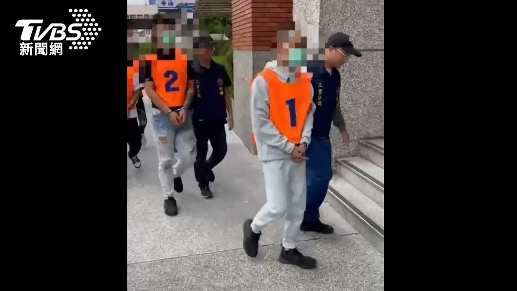 警方搗破弘仁會新莊分會據點,逮捕林姓會長與幫眾等4人。(圖/TVBS)