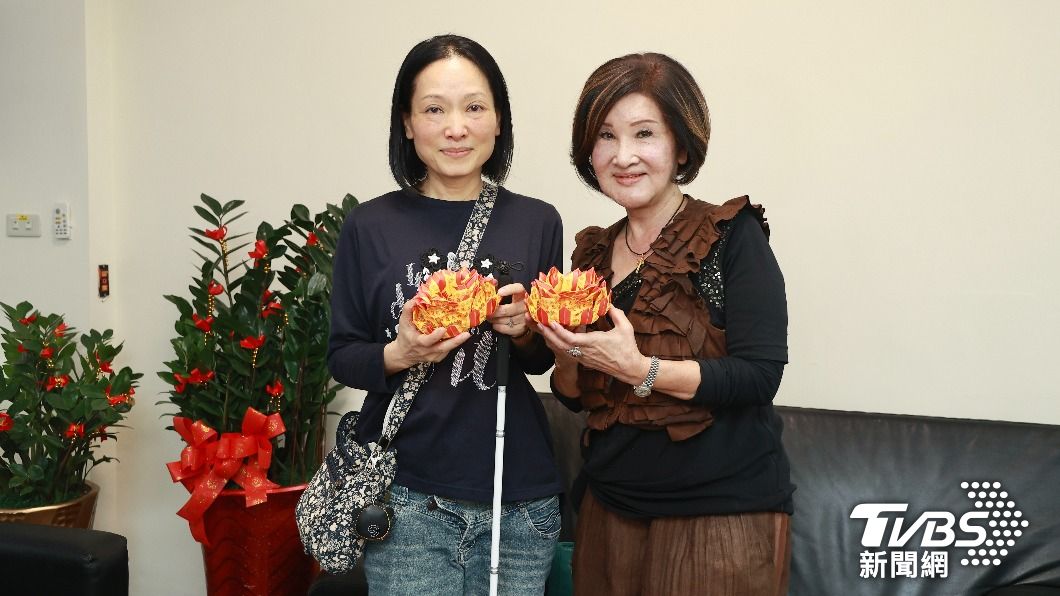 黃小菁折九蓮花要到廟裡為郭台銘祈禱。（圖／黃城碩攝）