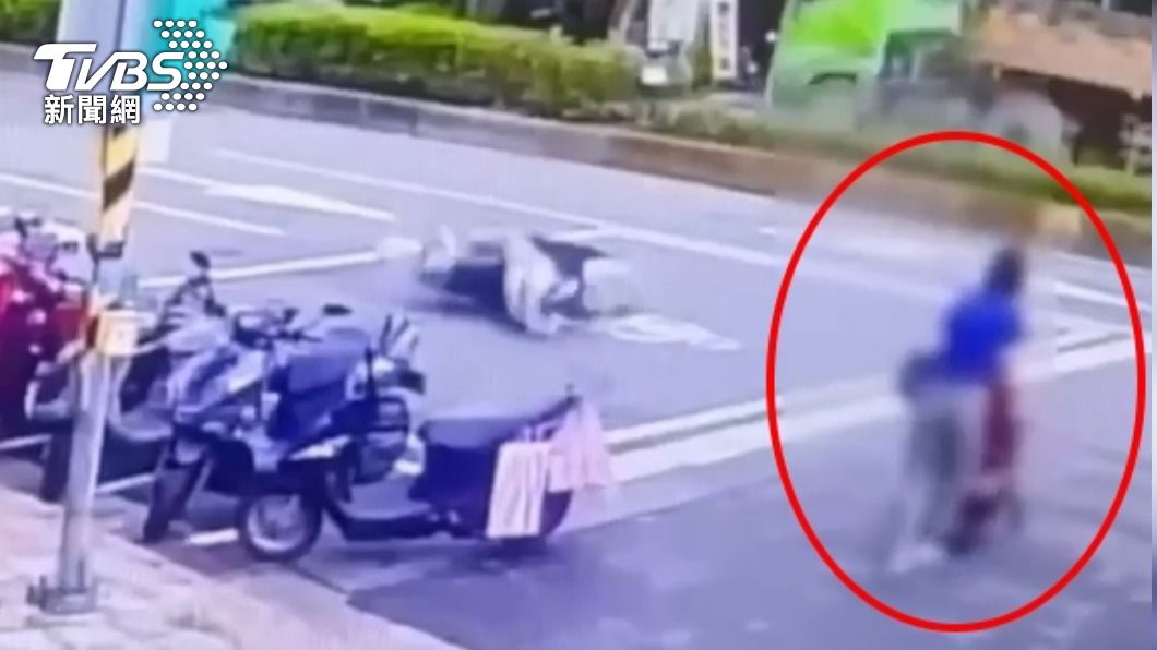 抱狗進推車隨即起步欲穿越 北市騎士急煞慘摔告她過失傷害