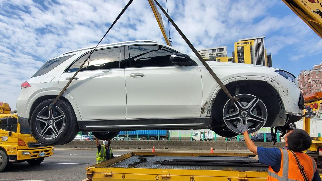 國1絕命終結站！貨車「鐵片」砸賓士　車主嘆：新車毀了
