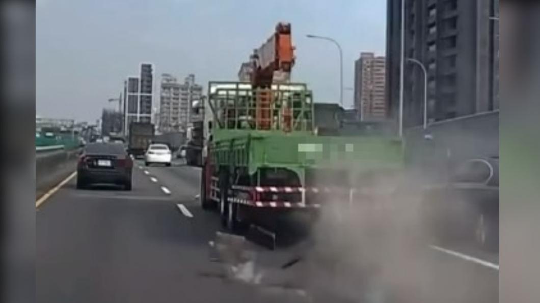 右前方一輛卡車突然噴出鐵片。(圖/爆料公社)