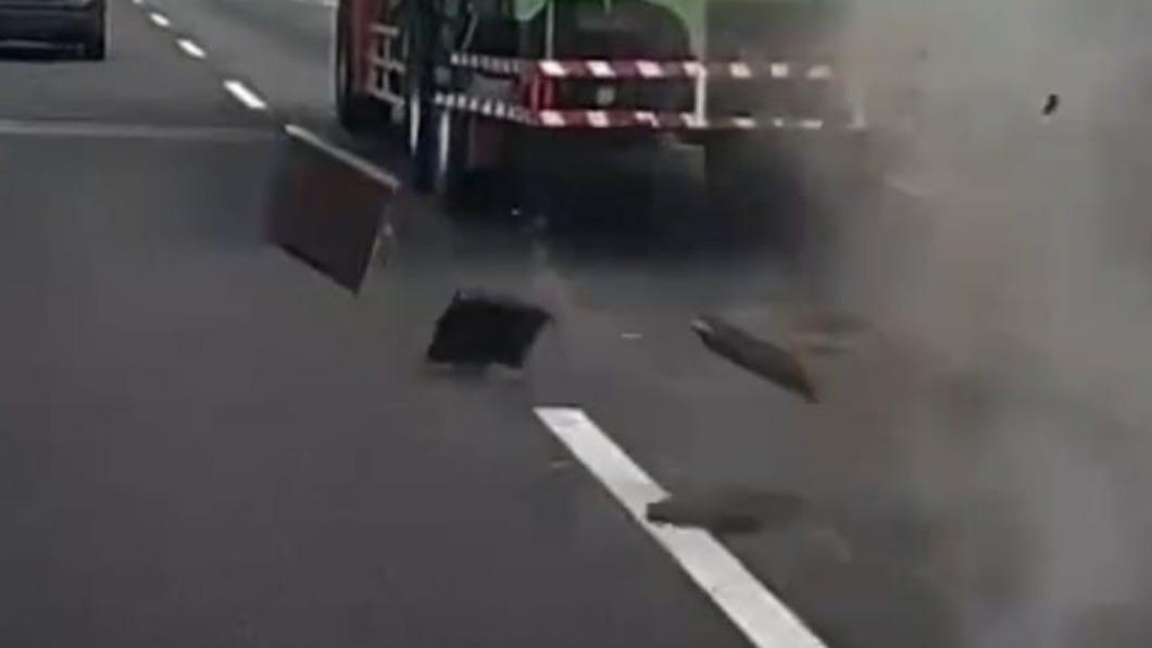 賓士車閃避不及直接迎面撞上鐵片。(圖/爆料公社)
