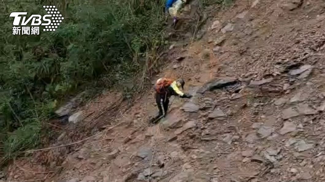 男赴烏來哈盆古道「墜百米邊坡」渾身傷　消防繩索吊掛救援