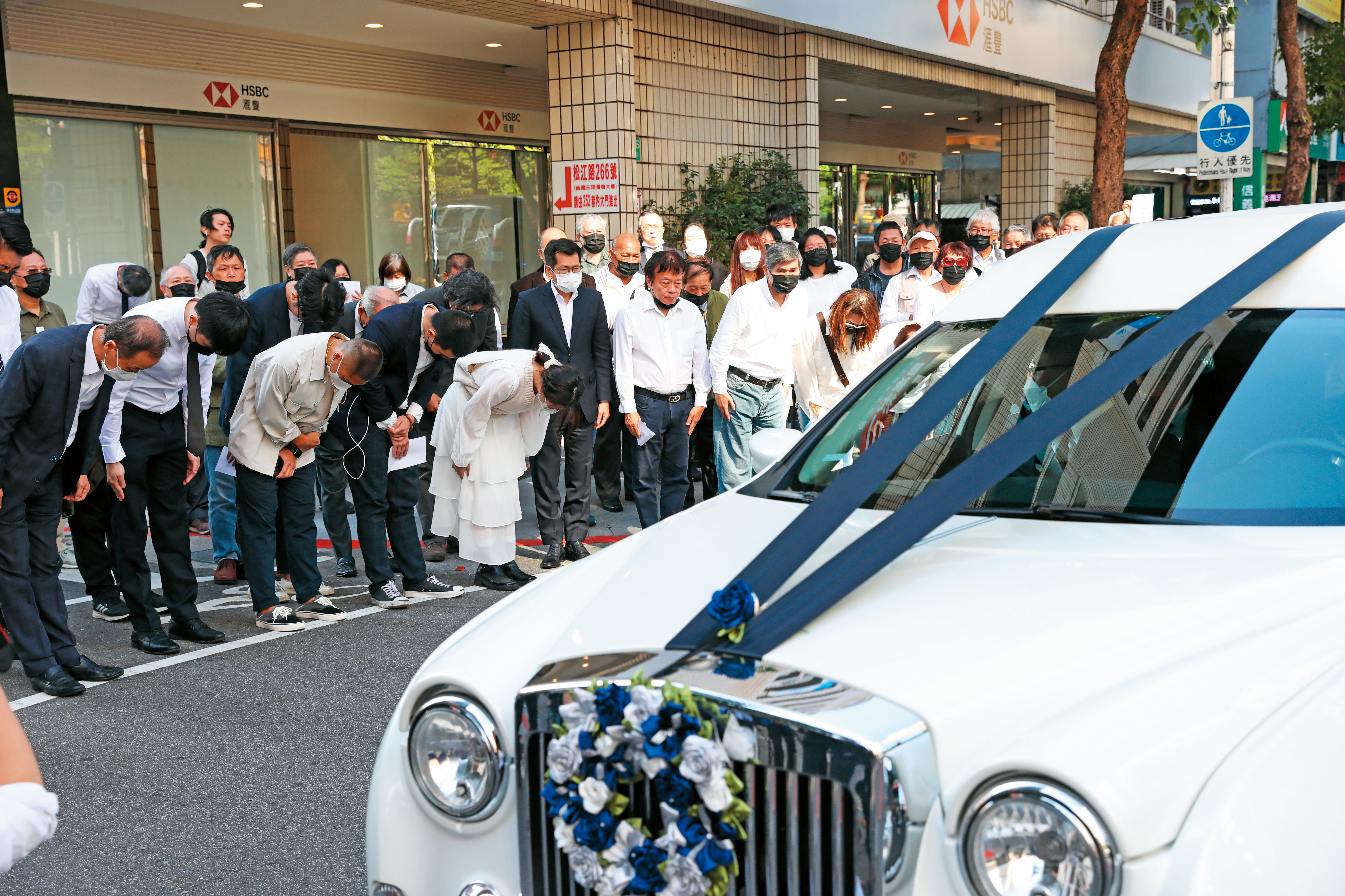 辜寬敏今年2月過世,制憲基金會成員及民眾在移靈車隊經過時向其致意。