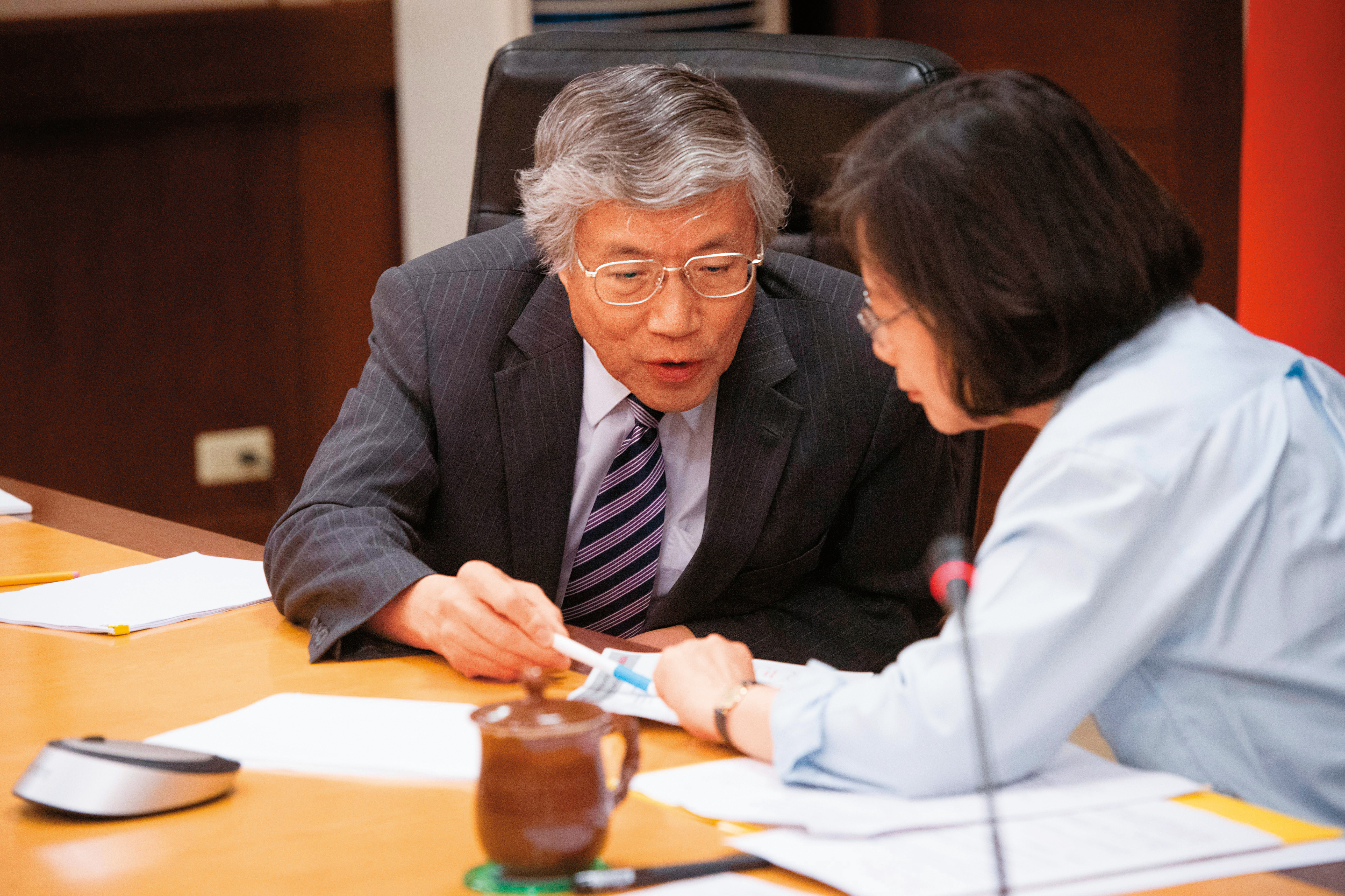 辜朝明(左)是野村證券首席經濟學家,以台裔美籍身分活躍於美、日、台3地。(翻攝總統府flickr)