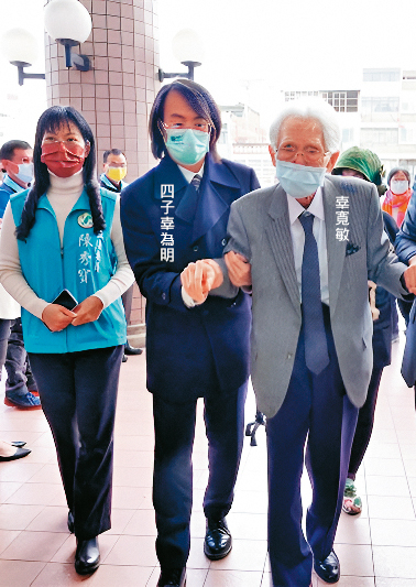 辜寬敏晚年致力回饋鄉里，春節必回鹿港發紅包濟貧。（鹿港鎮公所提供）