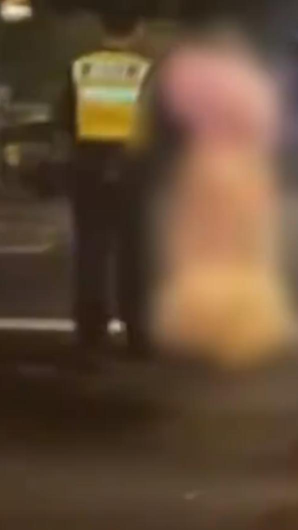 陸媒稱女子因低俗內容被警察帶離遊行現場。(圖/翻攝自微博)