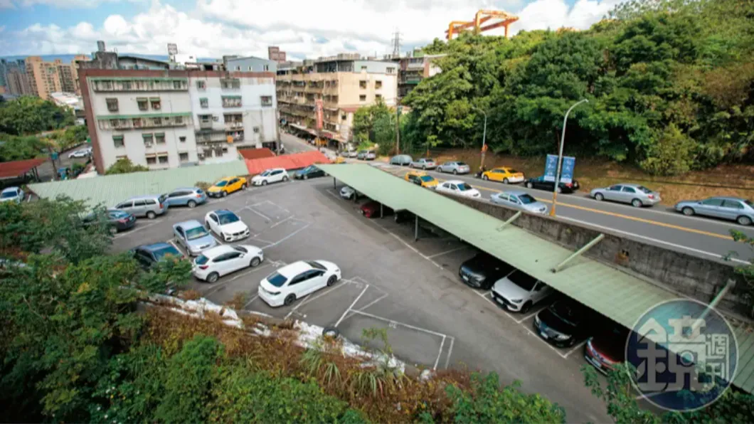 廖家被控占用國有地經營停車場，每月收入超過10萬元。（圖／鏡週刊）