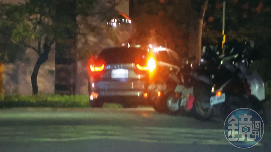 10/24,20:15,夜晚時分,郭方儒的車回到他與邱偲琹一起出現的住處。(圖/鏡週刊)