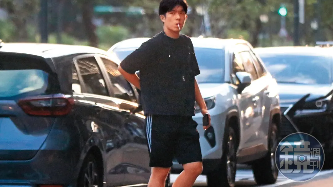 10/24,16:28,下車的郭方儒走到台北市東區的另一棟建築,其實跟邱偲琹似乎也有關係。(圖/鏡週刊)