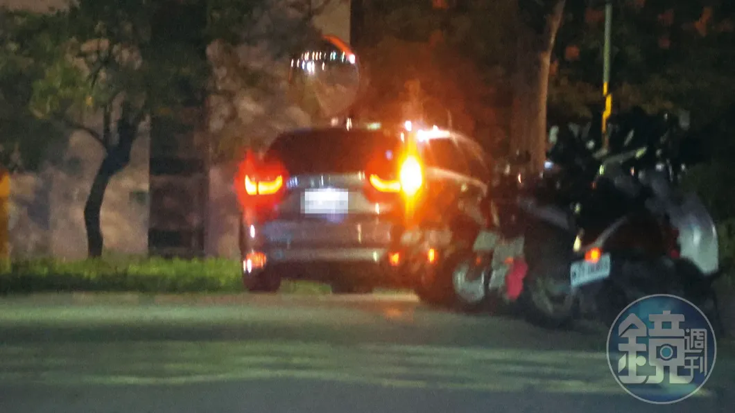 10/24,16:11,郭方儒的車從他跟邱偲琹的住處開出,是一輛黑色的本田車款。(圖/鏡週刊)