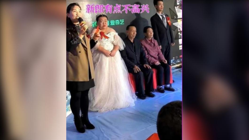 新郎在婚宴上沒有一絲的微笑。（圖 / 翻攝自搜狐網）