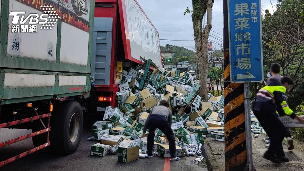 快訊/車門沒關好上萬罐台啤散滿地 基隆國3基金交流道周邊塞爆