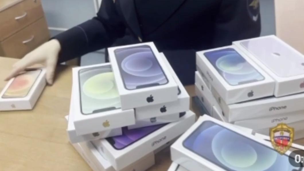 男子隨後被警方搜出身上的iPhone贓物。（圖／翻攝自kringe_video）