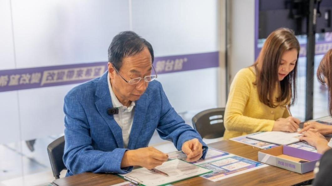郭台銘日前偕曾馨瑩在連署站催票。(圖/郭台銘辦公室提供)