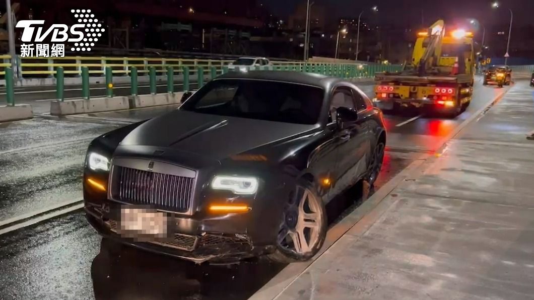 拖吊車到場協助。（圖／TVBS）