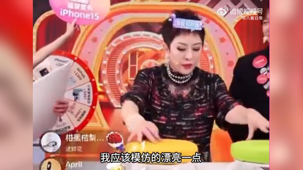 向太認為醒醒模仿自己應該再打扮漂亮一點。(圖/翻攝自八醬日常微博)