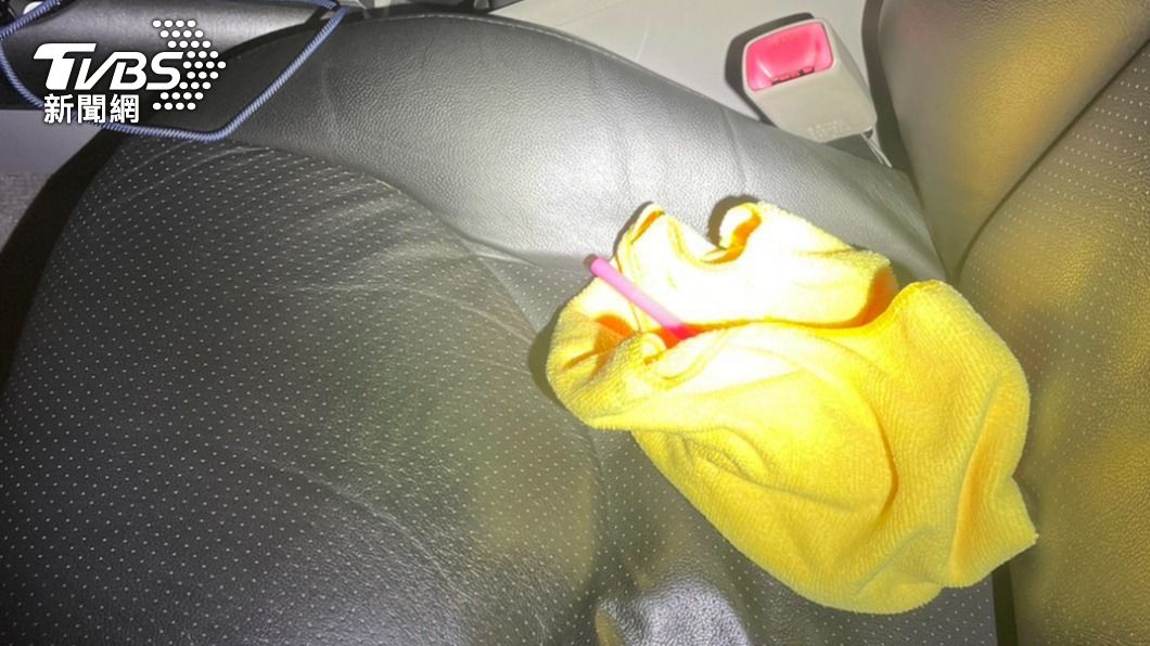 拿證件抽出粉紅色條狀物？高雄男查獲毒品尬笑：你知道的