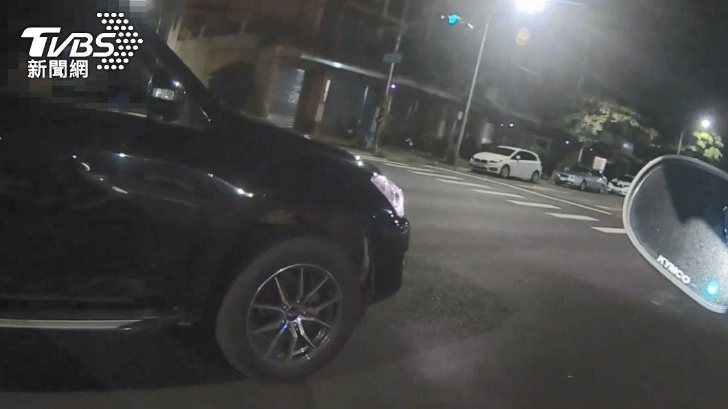 員警巡邏時發現張男開車使用手機。（圖／TVBS）