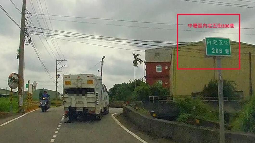 網友在中壢區內定五街發現黑狗遭拖行。（圖／翻攝自桃園生活大小事臉書）