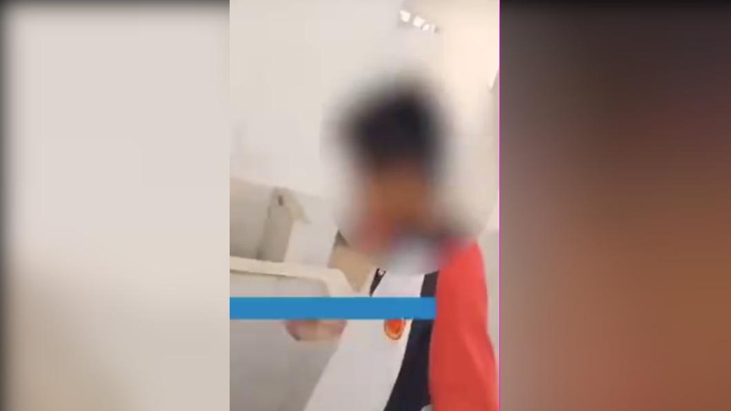 現場還有人詢問「好吃嗎」。(圖 / 翻攝自微博)