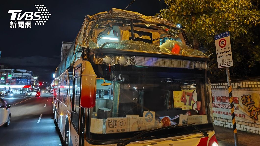 桃園護專校車誤闖振興路地下道 車頂玻璃全毀碎滿地