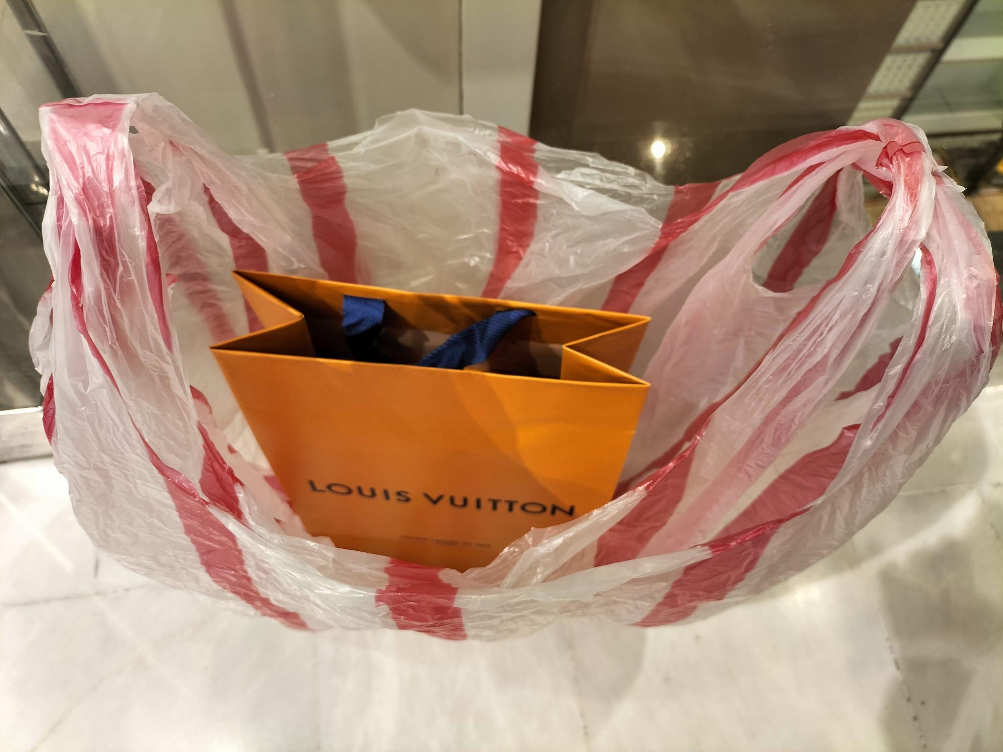 原PO在LV紙袋外套上兩層紅白塑膠袋,其他人就無法看清楚袋中的內容物。(圖/翻攝自歐洲自由行全攻略社團)