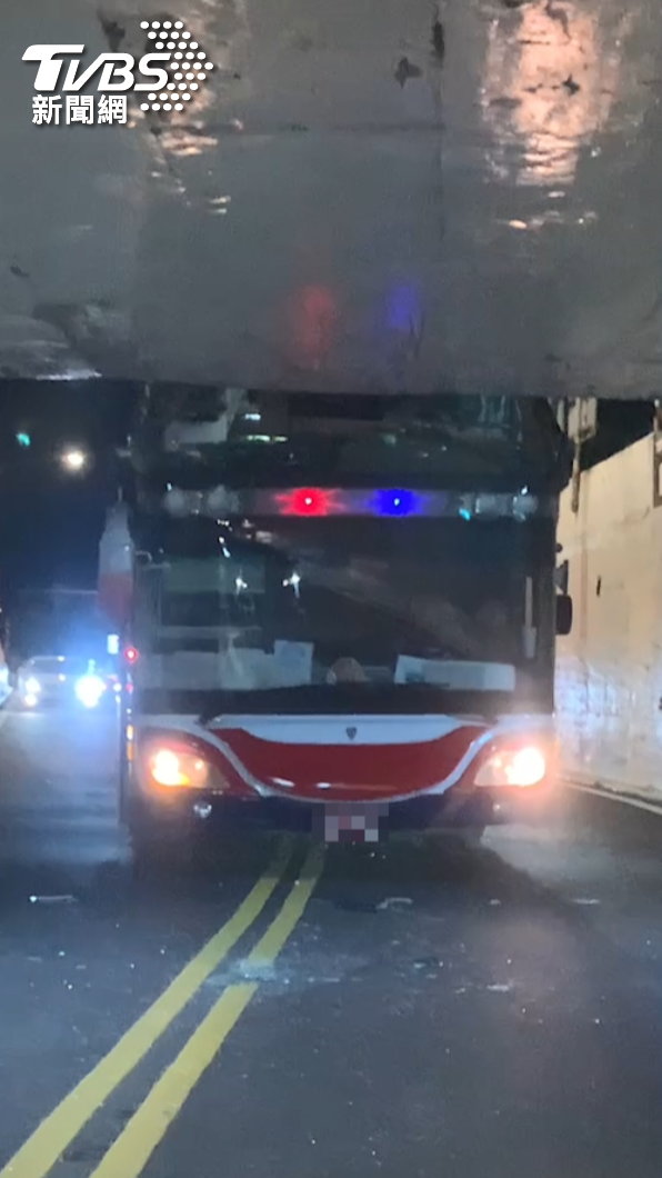 遊覽車誤闖地下道。(圖/TVBS)