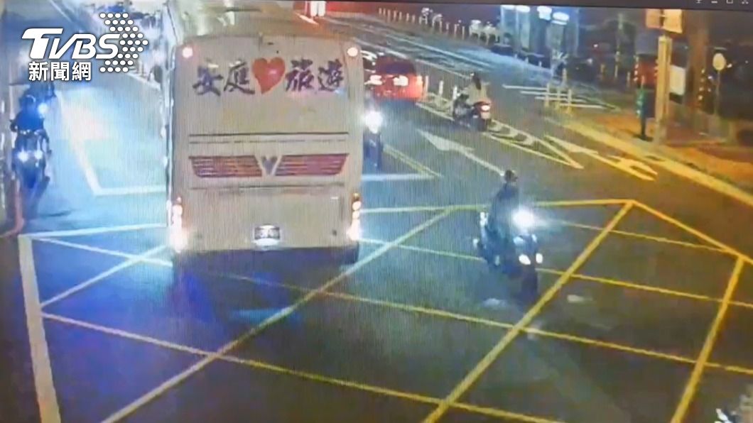 遊覽車自行倒車脫困。(圖/TVBS)