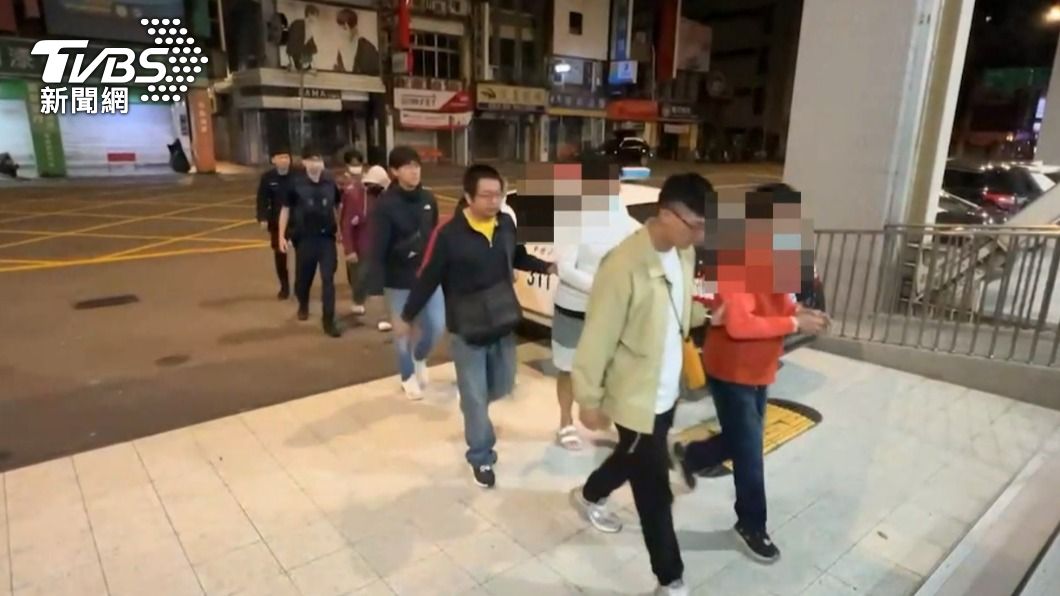 警方查獲7名男嫖客。（圖／TVBS）