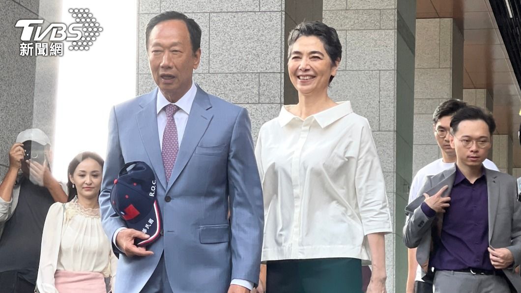 偕賴佩霞現身送連署書　被問參選到底？郭台銘不回轉身離開