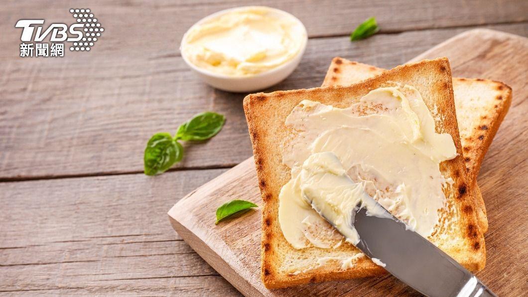 白吐司、甜點等醣類食物要少吃。(示意圖/shutterstock達志影像)